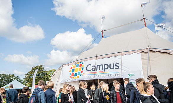 En stor flok elever foran et telt med et banner, hvorpå der står Campus Frederikssund. En stor flok elever foran et telt med et banner, hvorpå der står Campus Frederikssund.