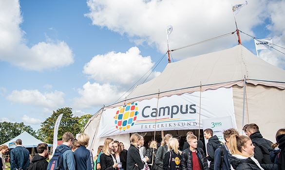 En stor flok elever foran et telt med et banner, hvorpå der står Campus Frederikssund.
